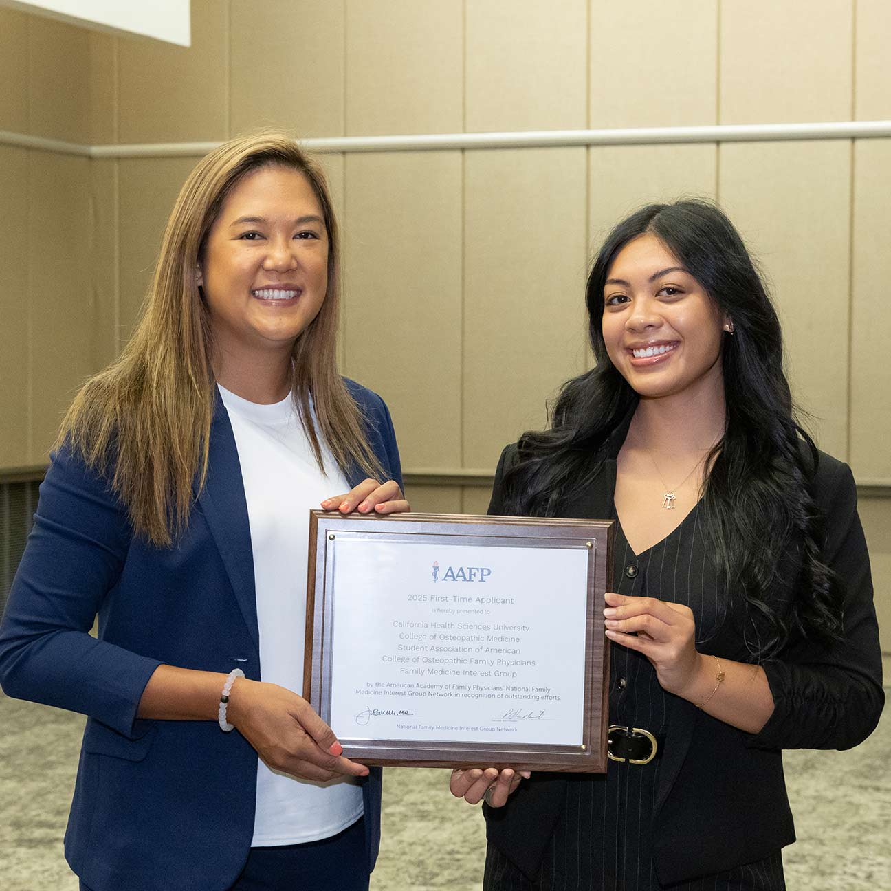 AAFP image of a resident receiving an award.