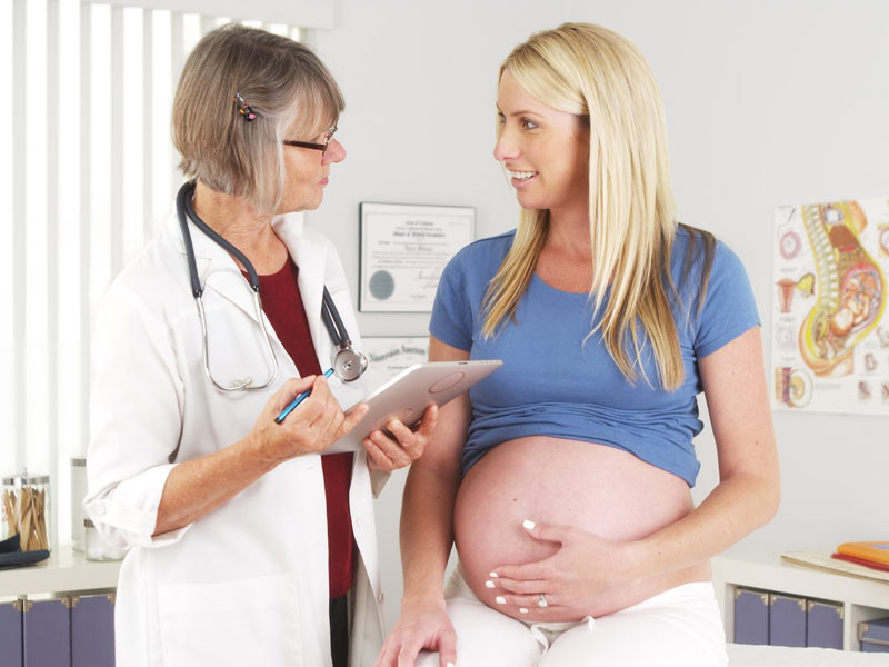 physician with pregnant patient