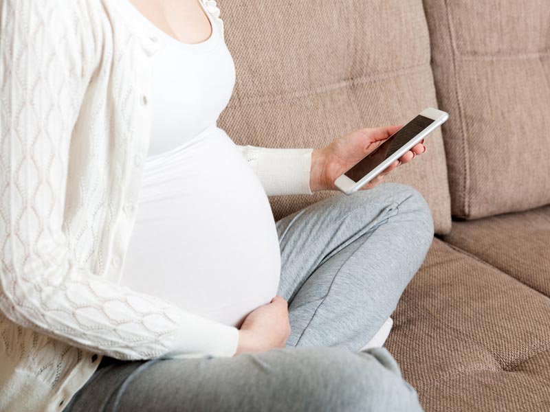 pregnant women with smartphone